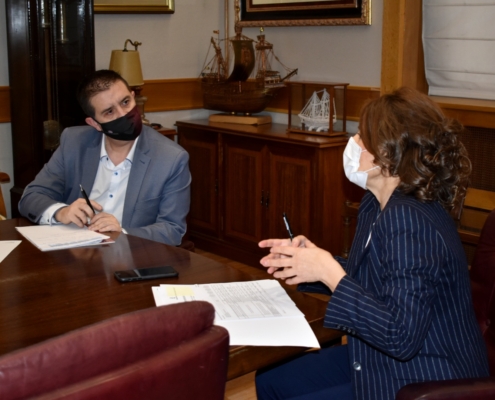 El presidente de la Diputación (Santi Cabañero) y la consejera de Bienestar Social (Aurelia Sánchez) en el encuentro de trabajo mantenido este  ...