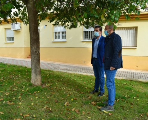 El presidente de la Diputación y el alcalde de Pozo Cañada visitan el parque que se va a mejorar en la localidad con la ayuda de la Casa Provincial