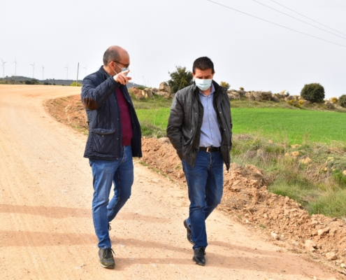 El presidente de la Diputación y el alcalde de Pozo Cañada visitan caminos arreglados por la Casa Provincial en la localidad