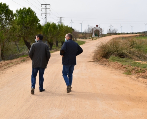 El presidente de la Diputación y el alcalde de Pozo Cañada visitan caminos arreglados por la Casa Provincial en la localidad