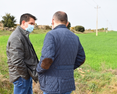 El presidente de la Diputación y el alcalde de Pozo Cañada conversan mientras visitan caminos mejorados por la Casa Provincial en la localidad