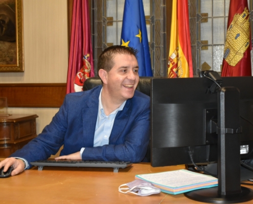 El presidente de la Diputación en su despacho, mientras mantiene una reunión telemática con ediles sobre la Red Provincial de Senderos