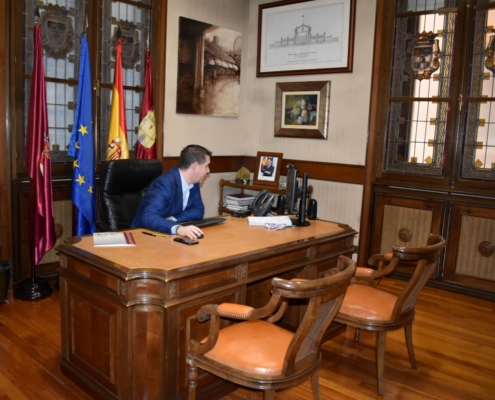 El presidente de la Diputación en su despacho, mientras mantiene una reunión telemática con ediles sobre la Red Provincial de Senderos