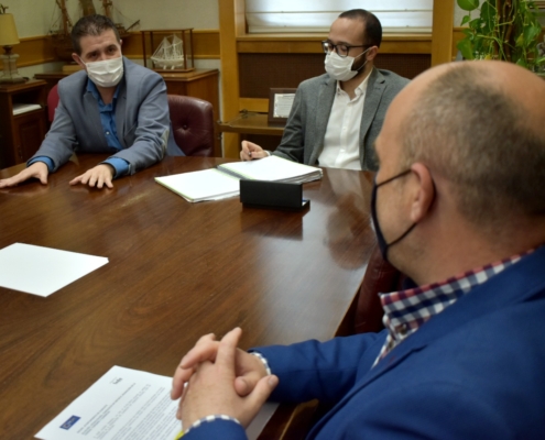 El presidente de la Diputación, Santi Cabañero, junto al vicepresidente económico, Fran Valera, conversa con el presidente de la FECOM de Albac ...