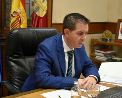 El presidente de la Diputación, Santi Cabañero, durante su lectura, en el Pleno Provincial del 4 de marzo, de la Declaración Institucional con  ...