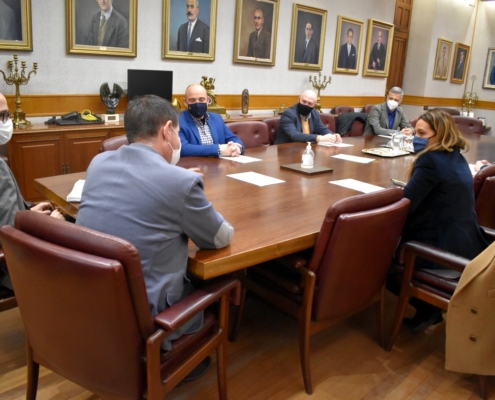 De espaldas en la imagen, el presidente de la Diputación, Santi Cabañero, acompañado del vicepresidente económico, Fran Valera, se dirige a re ...