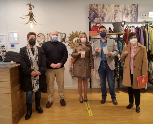 El presidente y la vicepresidenta de la Diputación visitan la tienda de Moda Re de El Sembrador en Albacete