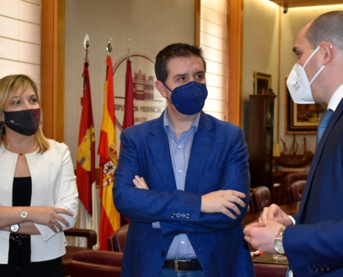 El presidente y la vicepresidenta de la Diputación (y del Consorcio Provincial de Medio Ambiente de Albacete) y el director regional de Ferrovial ...