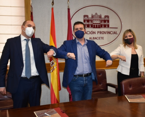 El presidente y la vicepresidenta de la Diputación y del Consorcio Provincial de Medio Ambiente de Albacete y el director regional de Ferrovial S ...