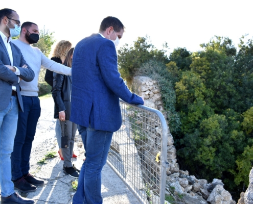 El presidente y el vicepresidente de la Diputación visitan el camino rural de La Artezuela, a arreglar con el POS 2021