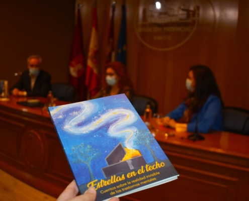 Primer plano del libro de la Fundación Familia Estrellas en el techo