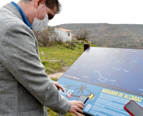 Santi Cabañero escaneando el código QR del Mirador de las Estrellas ubicado en Alcaraz