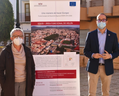 El vicepresidente de la Diputación Provincial de Albacete, Fran Valera, junto a la alcaldesa de Tobarra, Amparo Ballesteros, durante una visita o ...