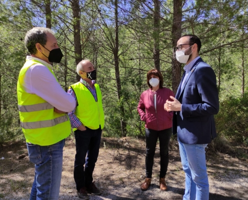 Valera y Buendía hablan con los técnicos responsables del proyecto para interesarse por la evolución del mismo