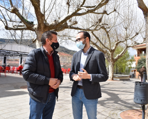 Valera y Martínez conversan a las puertas del Consistorio de Salobre