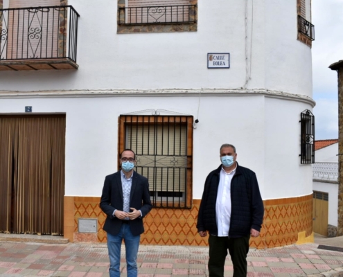 El vicepresidente de la Diputación junto al alcalde de Villapalacios, en una de las calles rehabilitadas en la localidad a través de la Diputación