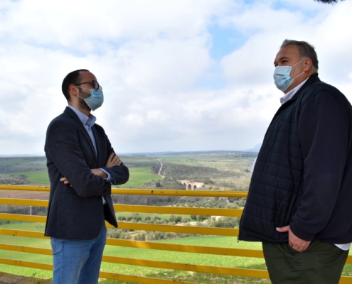 El vicepresidente de la Diputación durante su visita a Villapalacios conversa con el alcalde de la localidad