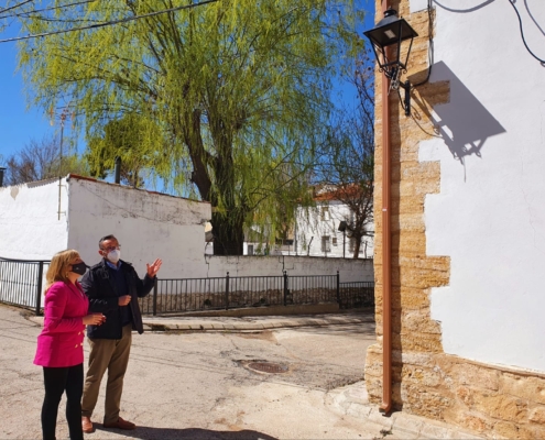 La vicepresidenta de la Diputación, Amparo Torres, supervisa la renovación de la iluminación pública de Masegoso junto a su alcalde, Pedro Iniesta