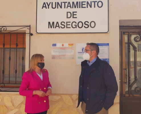 La vicepresidenta de la Diputación, Amparo Torres, en el Ayuntamiento de Masegoso, junto a su alcalde, Pedro Iniesta