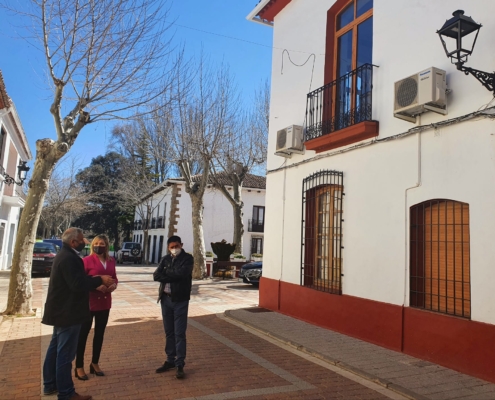 La vicepresidenta de la Diputación, Amparo Torres, supervisando la renovalción del alumbrado público de Peñascosa, junto a su alcalde, Pedro R ...