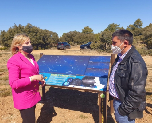 La vicepresidenta de la Diputación, Amparo Torres, en el Mirador Estelar de Peñascosa, junto a su alcalde, Pedro Rodríguez