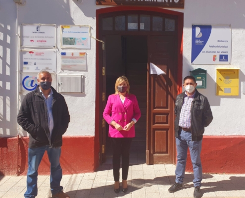 La vicepresidenta de la Diputación, Amparo Torres, en la puerta del Ayuntamiento de Peñascosa, junto a su alcalde, Pedro Rodríguez, y al diputa ...