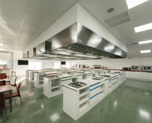 Vista general del aula de cocina, espacio equipado y acondicionado gracias a la Diputación en el marco de la EDUSI del Área Funcional de Hellín