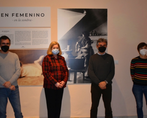 El diputado provincial de Igualdad, Pedro Antonio González, junto a la comisaria de la exposición, Carmen Gil y los miembros de la Unidad de Igu ...