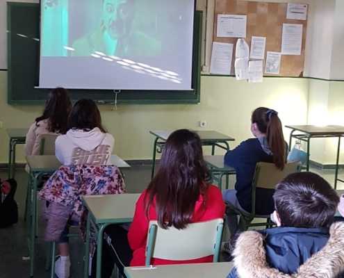 Foto de la proyección Jojo Rabbit en el IES Las Sabinas de El Bonillo dentro del programa cultural Cine en Valores