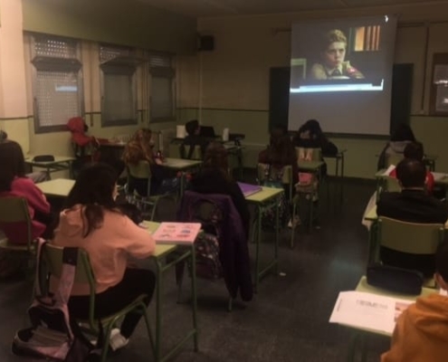 Foto de la proyección Jojo Rabbit en el IES Las Sabinas de El Bonillo