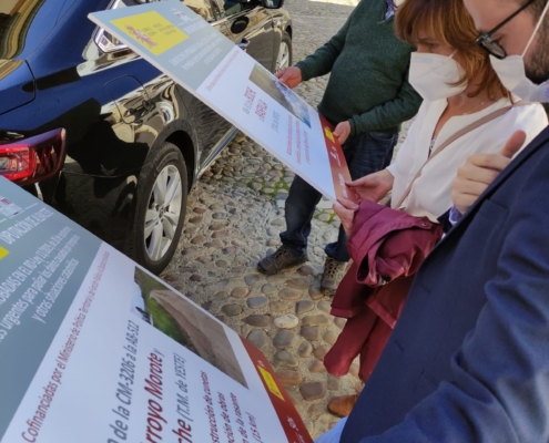 Valera y Buendía observan al detalle los carteles anunciadores de las obras