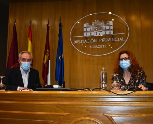 La diputada provincial de Servicios Sociales, Juani García, junto al presidente de la Fundación Familia, Pedro Ramón Ortiz Vico