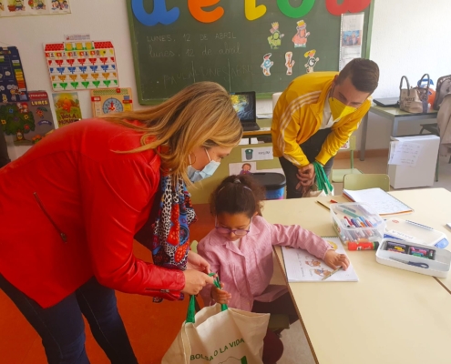 La vicepresidenta provincial, Amparo Torres, y el alcalde de Férez, Francisco Javier Jaime, durante la visita al colegio público de la localidad ...