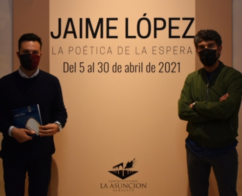 El diputado provincial de Cultura, Miguel Zamora, posa junto a Jaime López, el autor de la exposición 'La Poética de la Espera', que se puede d ...