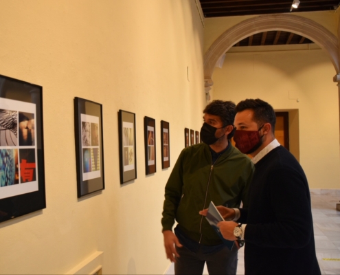 El diputado provincial de Cultura, Miguel Zamora, y Jaime López, recorren la exposición 'La Poética de la Espera' en el claustro del Centro Cul ...