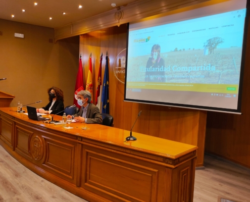 El diputado provincial de Igualdad, Pedro Antonio González, y la responsable de Fademur, Mari Luz Fresneda, durante la presentación