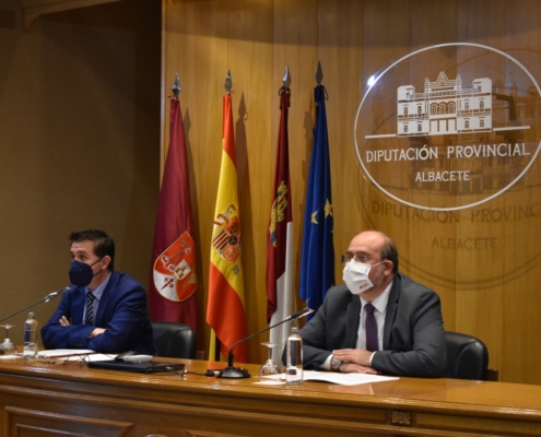 El presidente de la Diputación de Albacete, Santi Cabañero, y el vicepresidente de la JCCM, José Luis Martínez Guijarro, durante la rueda de p ...