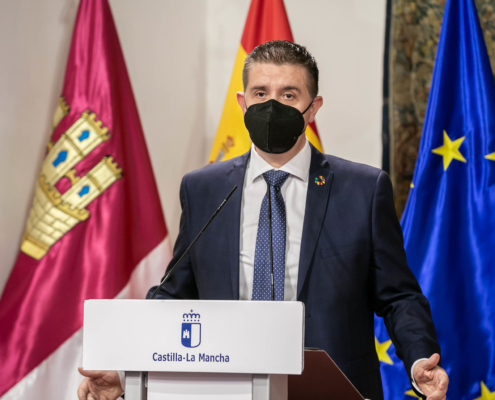 El presidente de la Diputación de Albacete, Santi Cabañero, durante su discurso tras firmar el Plan de Empleo 2021-2022 con el Gobierno de C-LM