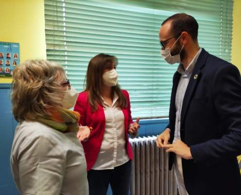 El vicepresidente, Fran Valera, conversa con limpiadora CEIP Nuestra Señora de Belén (Almansa) y con edil