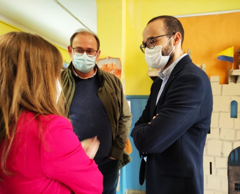 El vicepresidente, Fran Valera, conversa junto al alcalde de Almansa en su visita al CEIP Nuestra Señora de Belén de la localidad