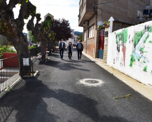 El vicepresidente, Fran Valera, durante su visita a Villatoya, camina junto a la alcaldesa y al teniente de alcalde por una de las calles mejorada ...