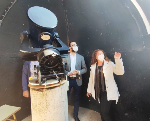 El vicepresidente, Fran Valera, durante su visita a Villatoya, junto a la alcaldesa y al teniente de alcalde en el Observatorio Astronómico de la ...