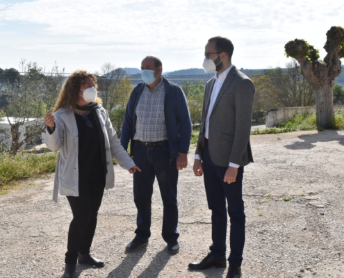 El vicepresidente, Fran Valera, durante su visita a Villatoya, junto a la alcaldesa y al teniente de alcalde en la pedanía Cilanco de la localidad