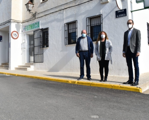 El vicepresidente, Fran Valera, durante su visita a Villatoya, junto a la alcaldesa y al teniente de alcalde en una de las calles mejoradas por la ...