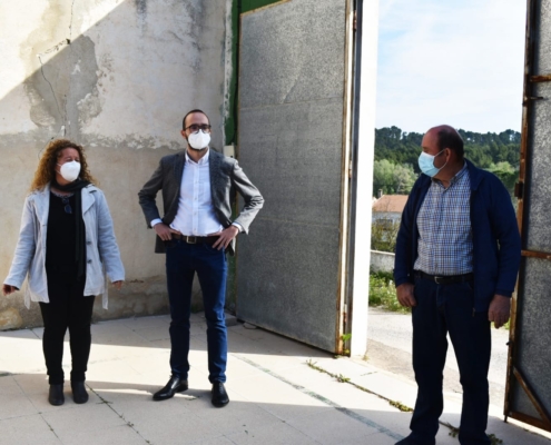 El vicepresidente, Fran Valera, durante su visita a Villatoya, junto a la alcaldesa y al teniente de alcalde en una nave de la localidad