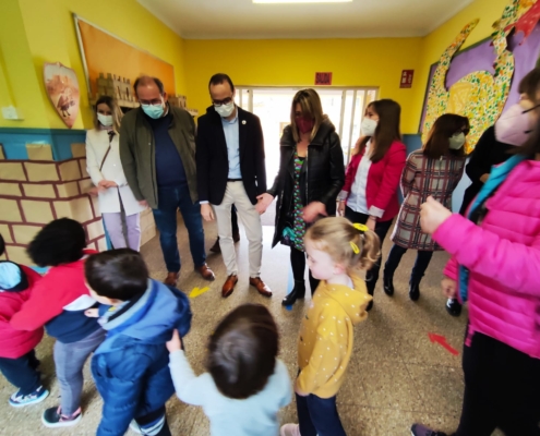 El vicepresidente, Fran Valera, saluda a alumnado del CEIP Nuestra Señora de Belén de Almansa