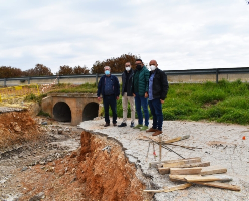 El vicepresidente de la Diputación, Fran Valera, junto a responsables municipales de La Gineta, en la zona en la que se van a realizar las obras  ...