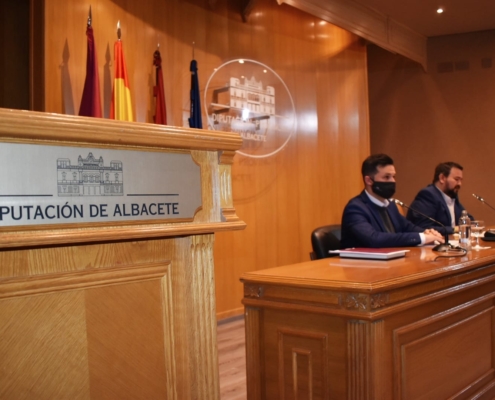 El vicepresidente de la Diputación, Juan Ramón Amores, y el diputado provincial de Cultura, Miguel Zamora, durante la presentación en el Salón ...