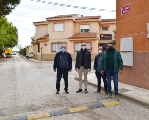 El vicepresidente de la Diputación junto a responsables municipales de La Gineta, en la Calle La Balsa donde se generan los problemas de evacuaci ...