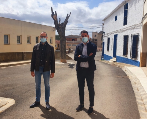 El vicepresidente de la Diputación, Fran Valera, junto al alcalde de San Pedro, Dani Sancha, supervisa la calle que se ha arreglado en la localid ...